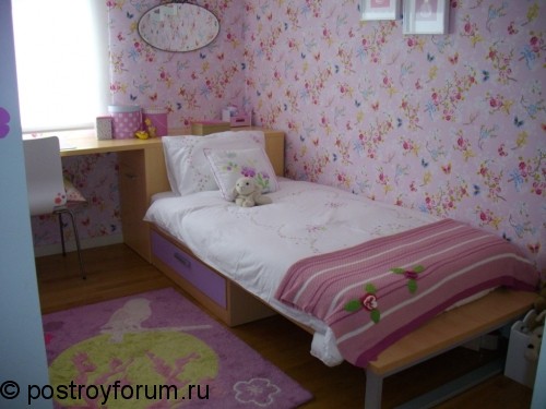 Кровать в детской возле столика