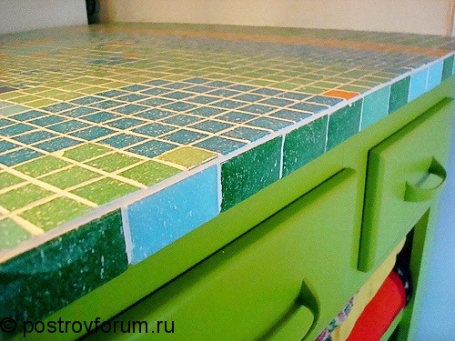 Зеленый кухонный шкаф