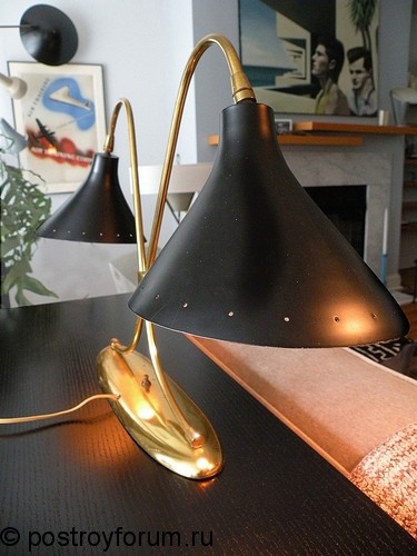 Лампа с черным конусовидным абажуром