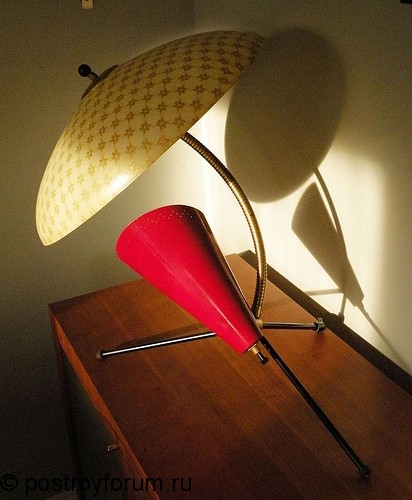 Красная лампа оригинальной формы