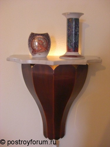 Лампа с абажуром в виде столика