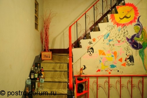 Лестница украшеная детским рисунком
