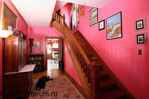 Лестница в розовом доме