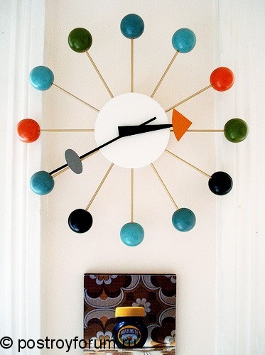 Необычные часы с разноцветными цифрами
