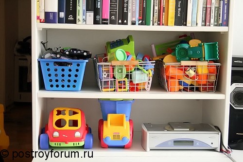 Полка в детской комнате с книгами и игрушками