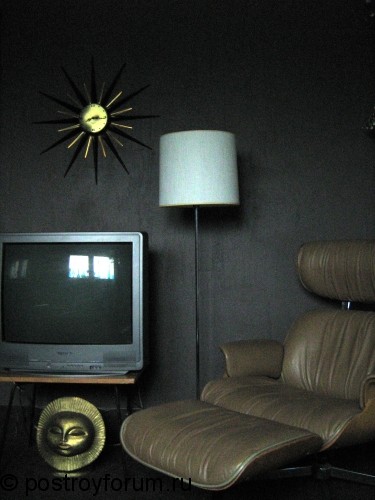 Старый телевизор и часы