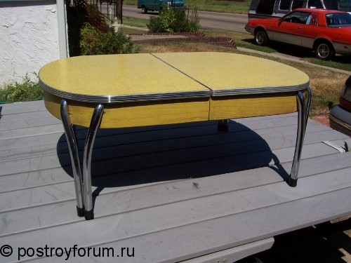 Желтый стол во дворе