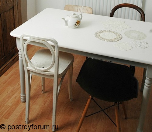 Столовая комната с маленьким столиком
