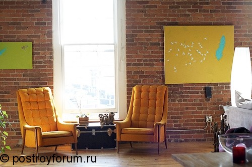 Желтые кресла в уголок для отдыха в гостиной