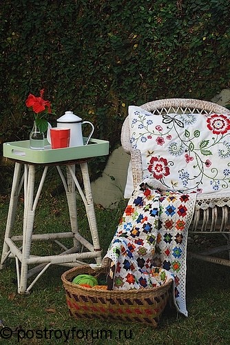 Кресло с подушкой в саду