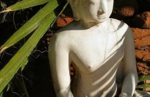Статуя Будды в саду