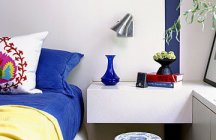 Фото спальни, дизайн которой выдержан в бело-синей гамме.