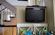 Фотография детской игровой комнаты под лестницей