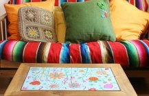Уютная гостиная с диваном в цветах радуги