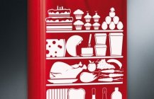 Красный холодильник с белым рисунком