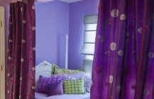 Интерьер детской спальни в фиолетовых тонах.