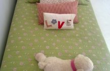 Зеленая кровать в детской, с собачкой