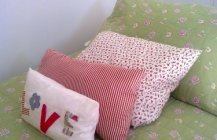 Кровать в детской с подушкой