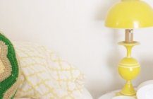 Спальная комната с желтой лампой