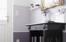 Ванная комната с черным столиком