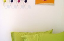 вешалка на стене с разноцветными крючками